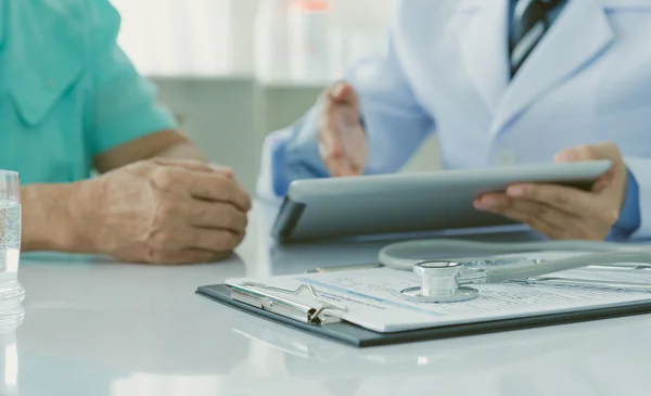 Médico y pacientes —  Fotos de Stock