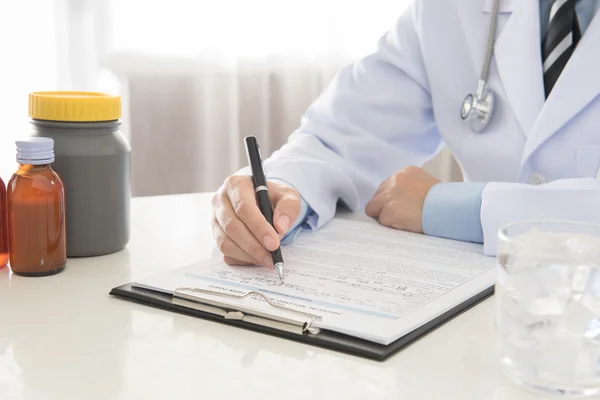 Doctor trabajando en el consultorio —  Fotos de Stock