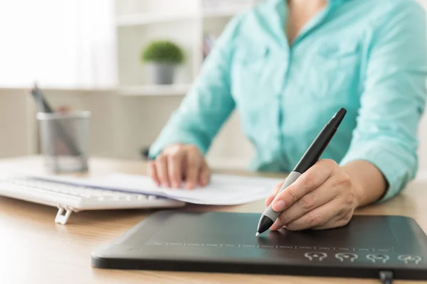 Grafisch ontwerper, gebruik muis pen — Stockfoto