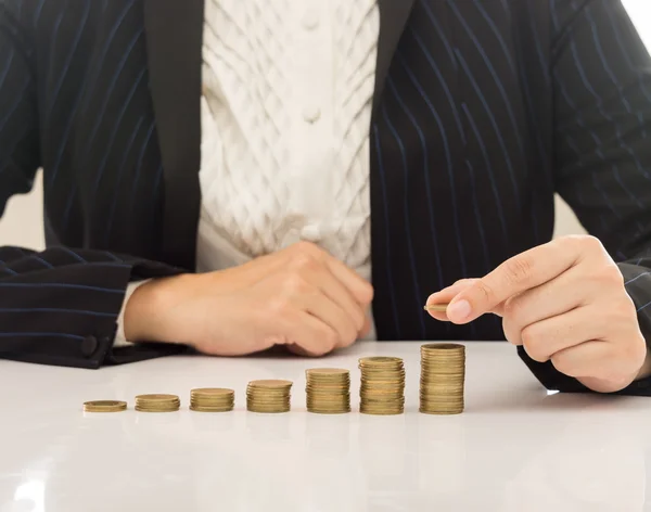 Концепция роста, бизнес-человек руки положить монеты в стопку — стоковое фото