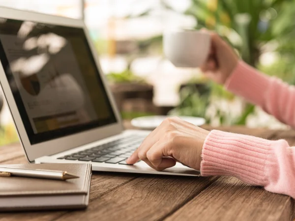 Mani delle donne utilizzando il computer portatile — Foto Stock