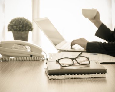 Masanın üzerinde gözlük