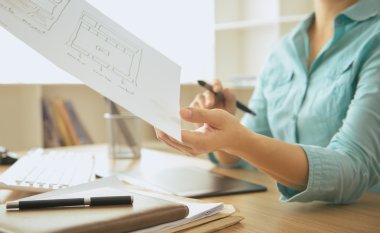 ofiste çalışan web tasarımcı