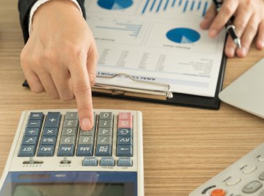 Bir calculato kullanarak iş adamı