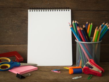 defter ve masanın üstüne koydum Kırtasiye