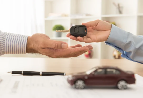 El personal entregó las llaves del coche. — Foto de Stock