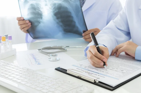 2 doctors working in office — Stock Photo, Image