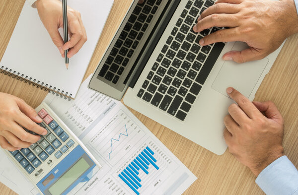 Бизнесмены анализируют маркетинговый план
