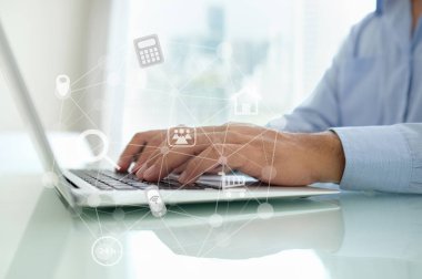 Ofiste dizüstü bilgisayar kullanan adamlarla birlikte dijital sosyal medya ağı simgesi. İletişim, Ağ, Teknoloji Konsepti.