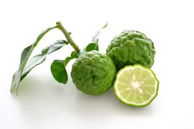 Beyaz arka planda yaprağı olan taze bergamot.