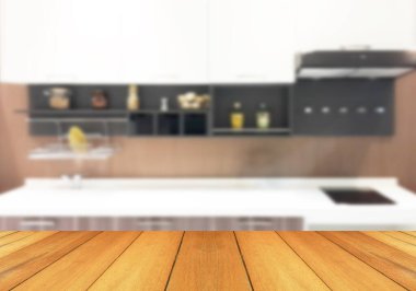 Ahşap masa üstü mutfağın arka planını bulanıklaştırıyor. Ürünlerinizin veya tanıtım ve reklam afişlerinizin gösterilmesinde kullanılabilir.