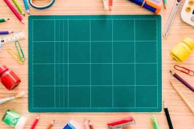 Kağıt, yazı için boş yere bırakıldı. Yukarıdan bak. Eğitim konsepti, okul konseptine dönüş.