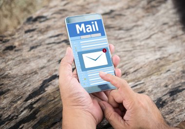 Cep telefonunda yeni e- posta bildirimi, okunmamış yeni e- posta iletisi ve okunmamış e- posta iletisi içeren akıllı telefon ekranı, E- posta İletişim İletisi.