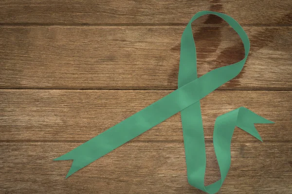 Konzept Für Eierstockkrebs Und Gynäkologische Erkrankungen Grüne Schleife Symbolische Unterstützungskampagne — Stockfoto