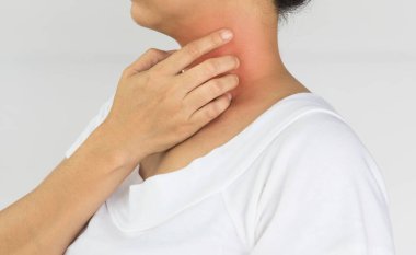 El kaşıma yöntemini kullanan kadınlarda cilt hastalıklarının kaşıntısı. Kaşıntı bölgesinin etrafı kırmızı. Sağlık ve Tıp Kurumu Konsepti.