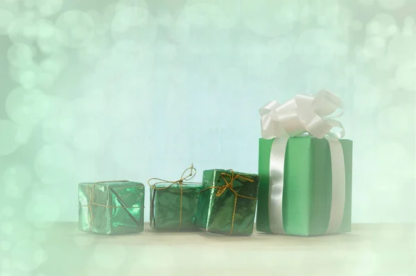 記念日のための贈り物 緑のギフトボックステーブルの上にボケの背景 — ストック写真