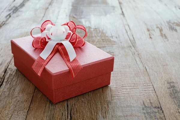 Δώρα Για Επετειακό Εορτασμό Κόκκινο Κουτί Δώρου Στο Τραπέζι Χώρο — Φωτογραφία Αρχείου