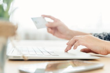 Kadınlar internetten sipariş vermek için dizüstü bilgisayar ve kredi kartı kullanıyorlar. Teknoloji Kavramları ve Modern Hayat