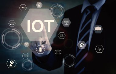 İnternet konsepti. Sanal ekranlardaki metin IOT düğmesini işaret eden işadamı.