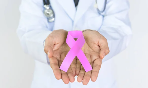 Doctor Holds Pink Ribbon Dia Internacional Câncer Mama Outubro — Fotografia de Stock