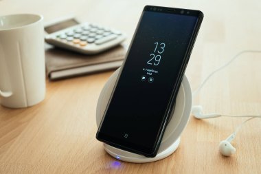 Bangkok, Tayland - 7 Kasım 2017: Samsung Galaxy Note 8 kablosuz hızlı şarj cihazına yerleştirildi.