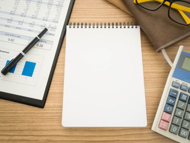 Masanın üstünde defter