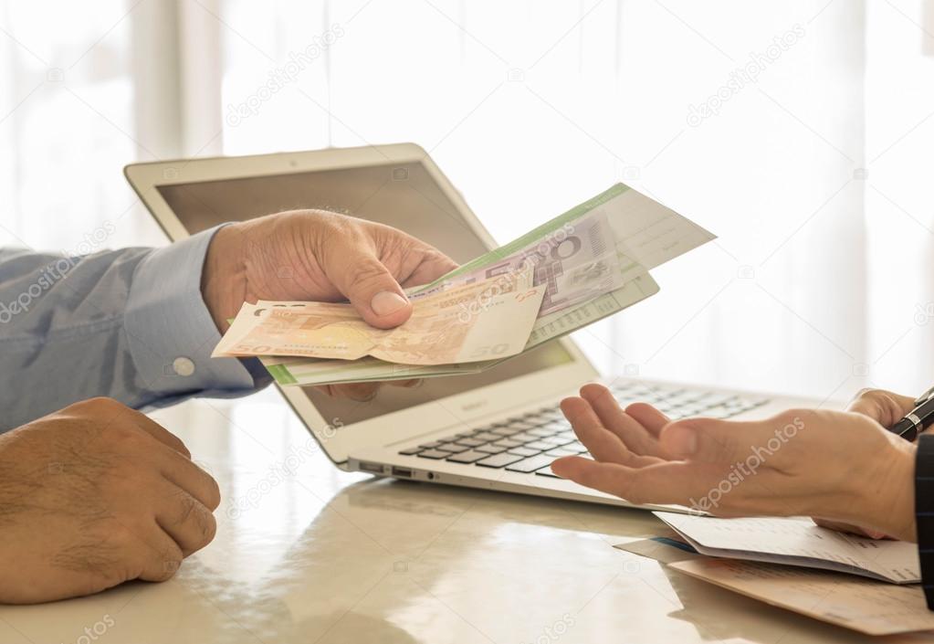 селфи сидя за столом блузка. Pay interest. Paying interest. Paying interest. долг.