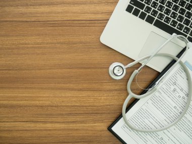 Resepsiyon ' bilgisayar, stetoskop, Medikal ile doktor