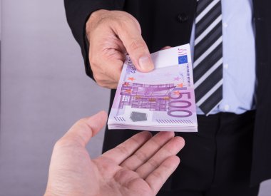 Banka memuru euro banknot para vermek