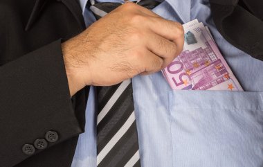 İşadamı koyarak para