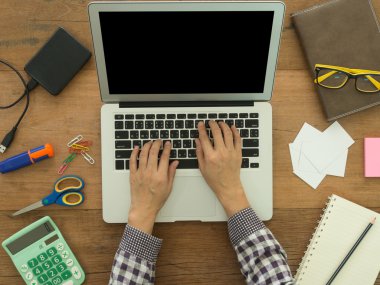 dizüstü bilgisayar kullanan tasarımcı