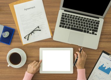 Tablet bilgisayarı kullanan kadın