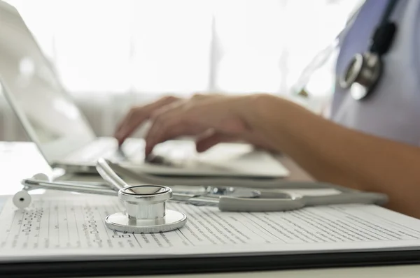 Médecin tapant au clavier dans le bureau — Photo