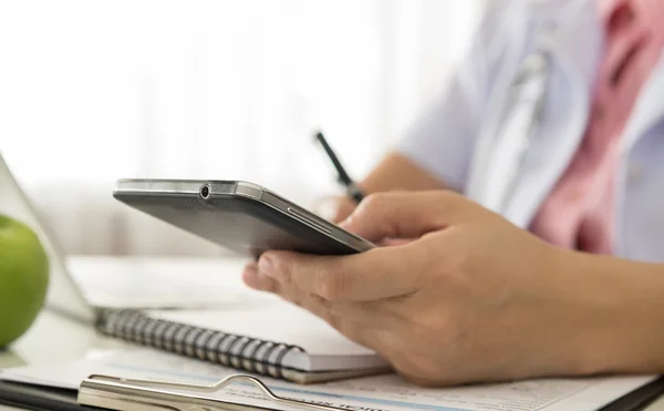 Doctor trabajando, los médicos están usando el teléfono inteligente —  Fotos de Stock