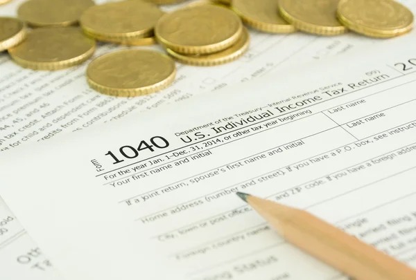 Ncome tax return form with golden coins — Stock Photo, Image