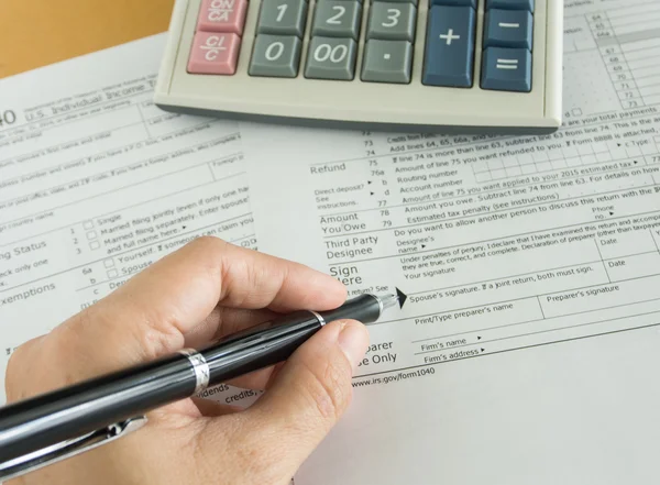 Human hands will write in individual income tax — Stock Photo, Image