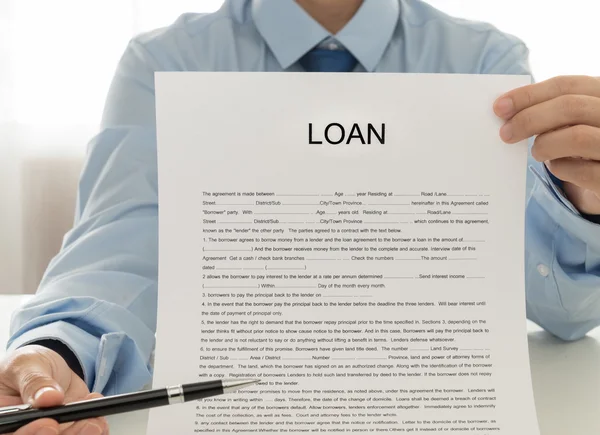 Werknemers krediet lening documenten weergeven — Stockfoto