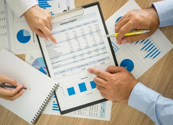 İşadamları verileri analiz