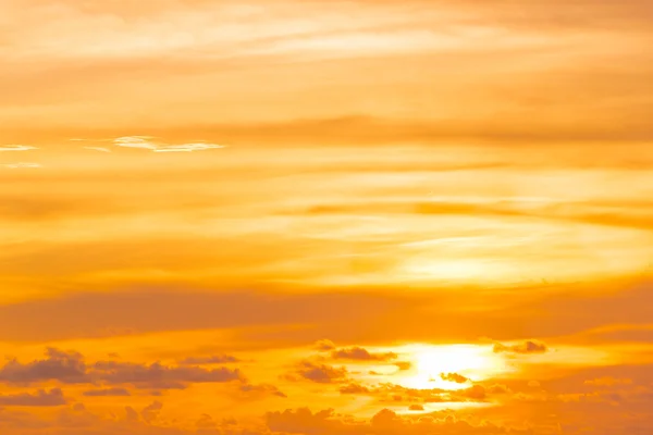 Západ slunce / svítání oranžová obloha s mraky — Stock fotografie