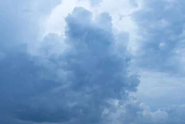 Μπλε ουρανός με τα σύννεφα λευκό και σύννεφα βροχής — Φωτογραφία Αρχείου