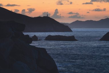 Punta Roncadoira deniz fenerinde gün batımı, Xove, Marinha Lucense. Roncadoiro Deniz Feneri, Galiçya Sahili.