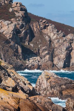 Punta de Moras çevresi Xove, Lugo, Marinha Lucense. Kağıt Kayalıklar