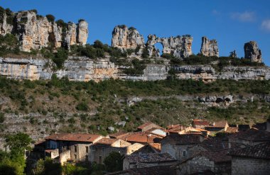 En la pintoresca localidad de Orbaneja del Castillo, situation ada en el Valle de Sedano, county de Burgos, se encuentra una formacion rocosa natural conocida como 