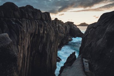 Punta de Moras çevresi Xove, Lugo, Marinha Lucense. Kağıt Kayalıklar