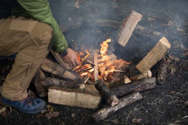 Hayatta kalma kursu. Kamp ateşi yakmak ve yangın başlatıcı kullanmak. Hayatta kalma teknikleri.