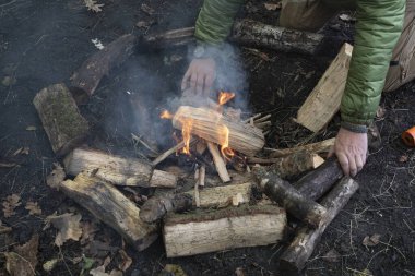 Hayatta kalma kursu, kamp ateşi yakma, ateş yakma, açık hava.
