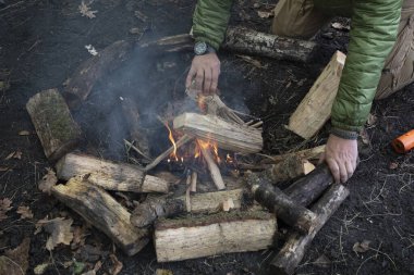 Hayatta kalma kursu, kamp ateşi yakma, ateş yakma, açık hava.