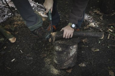 Hayatta kalma kursu, kamp ateşi yakmak, ateş yakmak, açık havada, testereyle odun kesmek.