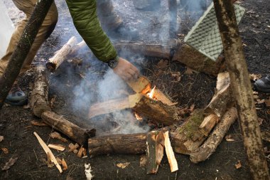 Hayatta kalma kursu, kamp ateşi yakma, ateş yakma, açık hava.