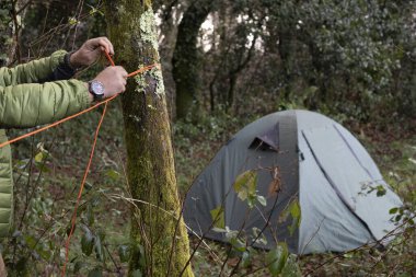 Hayatta kalma kursu, hayatta kalma teknikleri, gerilim düğümü, halat düğümü, ayarlanabilir düğüm.
